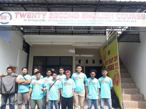 Wisudawan TSP di Depan Lembaga Twenty Second